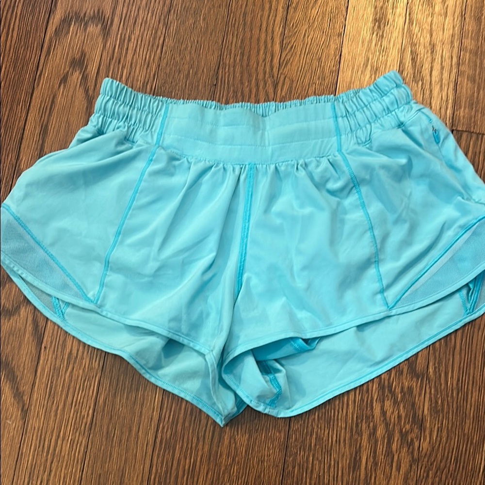 Lululemon hotty hot aqua Athletic Shorts
Size 6 LR 2.5”